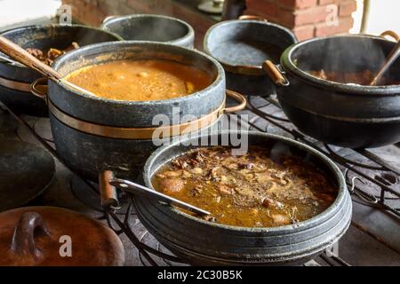 Cuisine traditionnelle brésilienne sur un vieux poêle à bois Banque D'Images