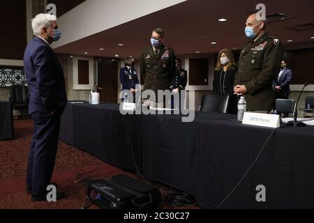 Le sénateur américain Jack Reed (démocrate de Rhode Island), membre de rang du Comité des services armés du Sénat américain (L), s'entretient avec le lieutenant général de l'armée américaine Daniel Hokanson et le général de l'armée américaine Gustave Perna avant leur audition de confirmation dans le bâtiment Dirksen du bureau du Sénat à Capitol Hill le 18 juin 2020 à Washington. Le président américain Donald Trump a utilisé la Garde nationale de l'armée comme menace contre les manifestants lors de violentes manifestations contre le meurtre de George Floyd alors qu'il était sous la garde de la police de Minneapolis.Credit: Chip Somodevilla/Pool via CNP | usage dans le monde entier Banque D'Images