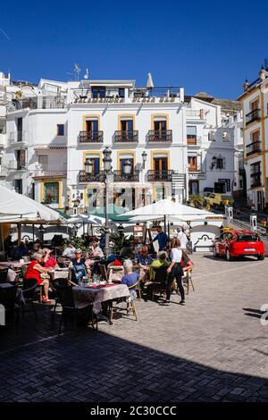 Restaurants sur la place du village dans le village blanc de montagne Competa, Andalousie, Espagne Banque D'Images