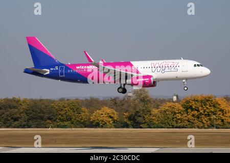 Budapest / Hongrie - 14 octobre 2018 : arrivée et atterrissage de l'avion passager Wizz Air Airbus A320 HA-LYW à l'aéroport de Budapest Banque D'Images