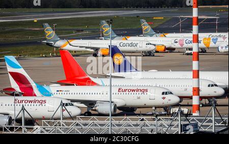 Avions des compagnies aériennes Condor, Eurowings et Lufthansa en position de parking pendant la pandémie de Corona à l'aéroport de Düsseldorf Banque D'Images