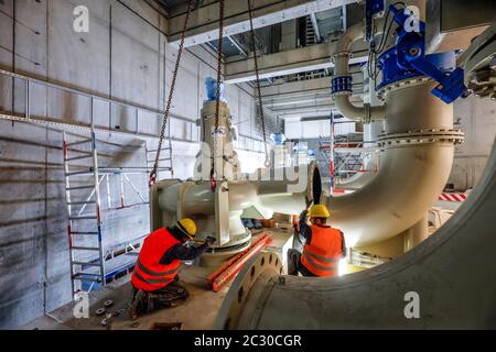 Installation de pompes d'eaux usées dans la nouvelle station de pompage Oberhausen, nouvelle construction de l'égout d'Emscher, conversion d'Emscher, Oberhausen, Ruhr Banque D'Images