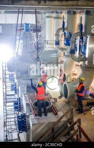 Installation de pompes d'eaux usées dans la nouvelle station de pompage Oberhausen, nouvelle construction de l'égout d'Emscher, conversion d'Emscher, Oberhausen, Ruhr Banque D'Images