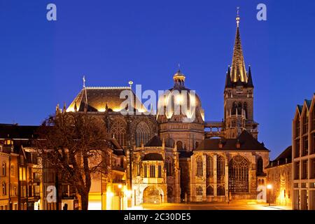 Cathédrale illuminée dans la soirée, Aix-la-Chapelle, Rhénanie-du-Nord-Westphalie, Allemagne Banque D'Images