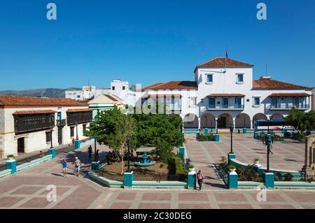 Parque Cespedes avec la mairie sur la droite et la Casa Velazquez sur la gauche, Santiago de Cuba, Cuba Banque D'Images