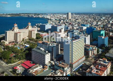 Vue sur la Havane, sur la gauche, l'hôtel Nacional, la Havane, Cuba, un site touristique à deux bras Banque D'Images