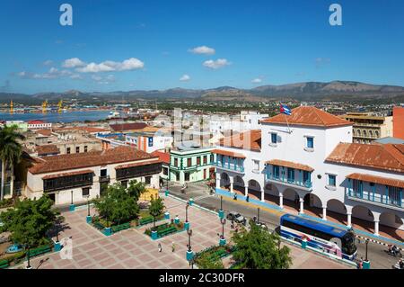 Vue sur Santiago de Cuba, en premier plan le Parque Cespedes avec l'hôtel de ville sur la droite et la Casa Velazquez sur la gauche, Santiago de Banque D'Images