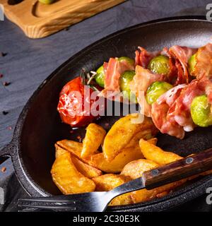 Choux de Bruxelles - Bacon - brochettes avec des widgets de pommes de terre Banque D'Images