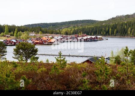 Vue sur le petit port de pêche Norrfallsviken, dans la zone de la haute côte de Vasternorrland, en Suède. Banque D'Images