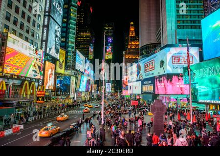 Times Square la nuit, statue du Père Francis D. Duffy et Duffy Square, Midtown Manhattan, New York City, New York State, États-Unis Banque D'Images