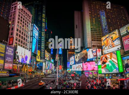 Times Square la nuit, statue du Père Francis D. Duffy et Duffy Square, Midtown Manhattan, New York City, New York State, États-Unis Banque D'Images