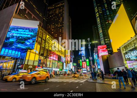 Taxis jaunes typiques, Times Square la nuit, Midtown Manhattan, New York, New York State, États-Unis Banque D'Images