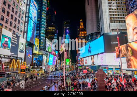 Times Square la nuit, statue du Père Francis D. Duffy et Duffy Square, Midtown Manhattan, New York City, New York State, États-Unis Banque D'Images