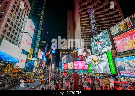 Times Square la nuit, statue du Père Francis D. Duffy et Duffy Square, Midtown Manhattan, New York City, New York State, États-Unis Banque D'Images