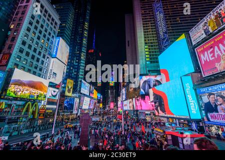 Times Square la nuit, statue du Père Francis D. Duffy et Duffy Square, Midtown Manhattan, New York City, New York State, États-Unis Banque D'Images