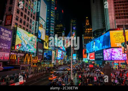 Times Square la nuit, statue du Père Francis D. Duffy et Duffy Square, Midtown Manhattan, New York City, New York State, États-Unis Banque D'Images