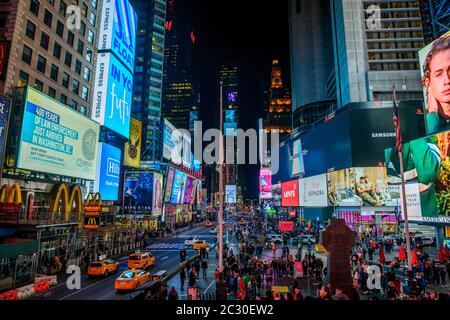 Times Square la nuit, statue du Père Francis D. Duffy et Duffy Square, Midtown Manhattan, New York City, New York State, États-Unis Banque D'Images