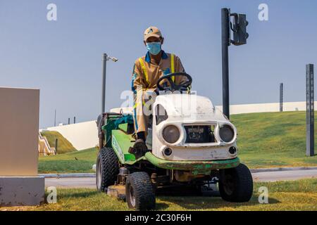 un jardinier portant un masque et des gants de main pendant le travail, coronavirus - covid19 pandémie Banque D'Images