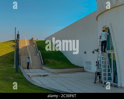 un jardinier portant un masque et des gants de main pendant le travail, coronavirus - covid19 pandémie Banque D'Images