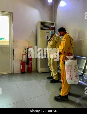 un jardinier portant un masque et des gants de main pendant le travail, coronavirus - covid19 pandémie Banque D'Images