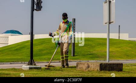 un jardinier portant un masque et des gants de main pendant le travail, coronavirus - covid19 pandémie Banque D'Images