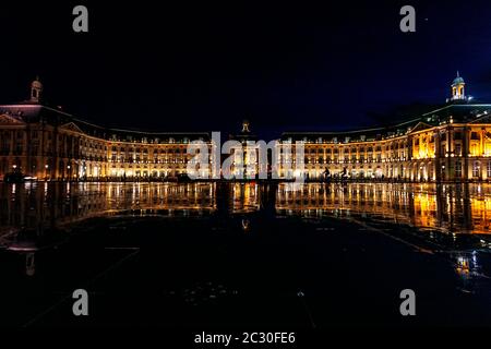 Water Mirror, le miroir d'eau, la plus grande piscine à réflexion du monde de nuit, Bordeaux, Gironde, Aquitaine, France Banque D'Images