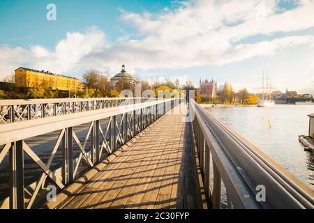 Vue panoramique du pont Skeppsholmen famou dans le centre de Stockholm dans la belle lumière du soir au coucher du soleil d'or, de la Suède, Scandinavie Banque D'Images