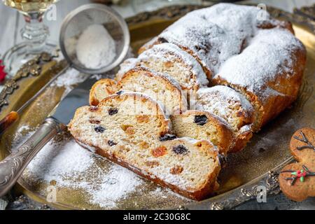Gros plan sur des tranches de Noël traditionnel Stollen. Banque D'Images