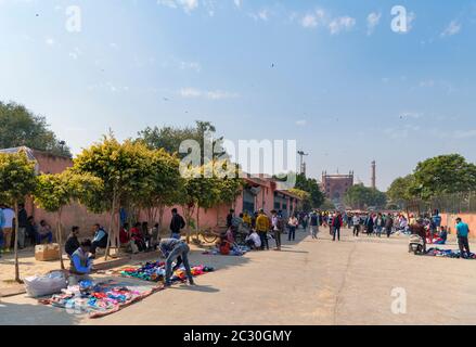 Meena Bazar menant à Jama Masjid (Mosquée Jama), Old Delhi, Delhi, Inde Banque D'Images