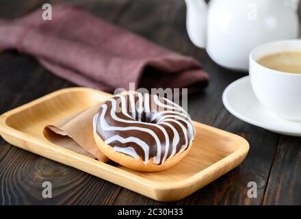 Beignet au chocolat sur plaque en bois Banque D'Images