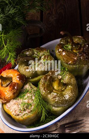 Poivrons farcis avec bulgur, courgettes et fromage de brebis Banque D'Images