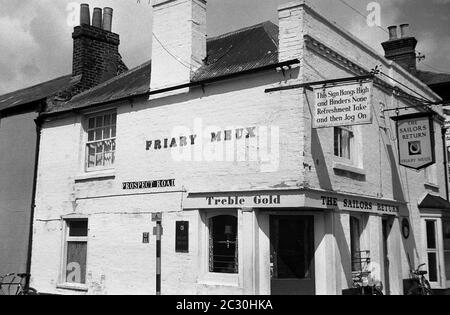 AJAXNETPHOTO. 6 MAI 1967. PORTSMOUTH, ANGLETERRE. - PANNEAUX DE PUB - LES MARINS RETOURNENT LA MAISON PUBLIQUE À L'ANGLE DE PROSPCT ROAD ET MILE END ROAD AVEC RHYMING PENDING SIGNE À WLCOME PATRONS QUI LIT, "CE PANNEAU EST SUSPENDU HAUT ET NE GÊNE AUCUN, PRENDRE DES RAFRAÎCHISSEMENTS ET PUIS FAIRE DU JOGGING SUR.'PHOTO:JONATHAN EASTLAND/AJAX REF:356774 37 40A Banque D'Images