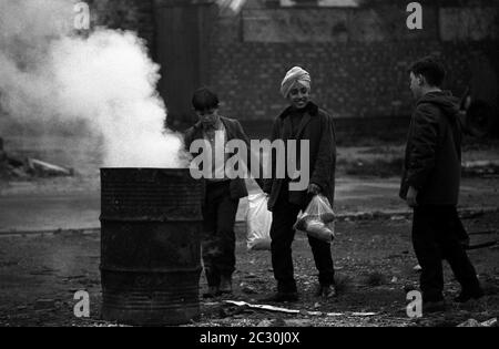 AJAXNETPHOTO. 27 JANVIER 1969. PORTSMOUTH, ANGLETERRE. - JEUNES SUR LE SITE DE DÉMOLITION PRÈS DE LAKE ROAD. PHOTO:JONATHAN EASTLAND/AJAXREF:356903 3A 21A Banque D'Images