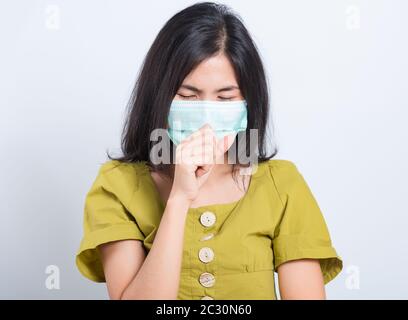 Portrait Asian belle heureuse jeune femme portant un masque de visage protège la poussière de filtre p2,5 anti-pollution, anti-smog, et la pollution de l'air ses éternuements en m Banque D'Images