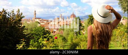 Printemps À Florence, Italie. Vue arrière de la belle fille visitant la ville Renaissance de Florence, panoramique banderole paysage urbain d'un jardin. Banque D'Images