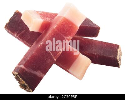 Bâtonnets de Speck, une viande de porc sutyrolienne ou du jambon fumé séché, isolés Banque D'Images