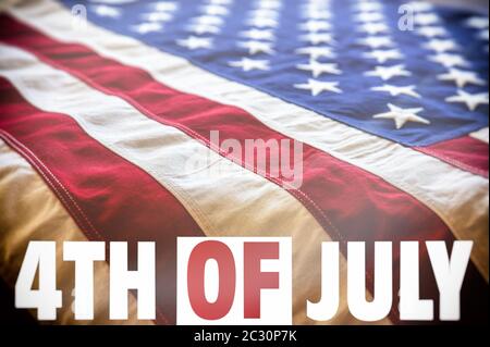 Texte du 4 juillet sur le fond du drapeau des États-Unis d'Amérique. USA Happy Independence Day concept. Banque D'Images