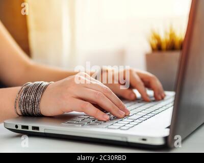 Magasinage en ligne soncept. Close-up woman's hands holding credit card, et saisie des informations de carte à l'aide du clavier d'ordinateur portable pour faire des achats en ligne. Banque D'Images