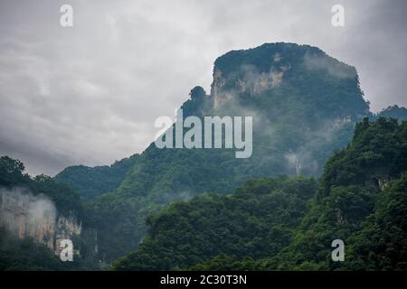 Vue sur la célèbre montagne Tianmen sacrés couverts tôt le matin, le brouillard et la brume, Zhangjiajie, Chine Banque D'Images