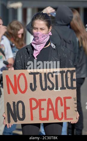 Une femme tient un panneau lors d'une manifestation du 3 juin 2020, Black Lives Matter à Eugene, Oregon. Banque D'Images