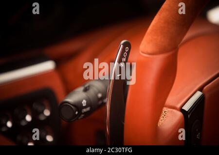 Leviers de vitesses au volant d'une voiture moderne. Palette de changement, intérieur de la voiture. Banque D'Images