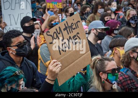 Beaucoup de personnes portant des signes, participent à une manifestation du 7 juin 2020, Black Lives Matter à Eugene, Oregon. Banque D'Images