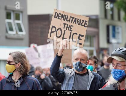 Beaucoup portant des signes, les gens marchent le long d'une rue pendant une manifestation de Black Lives Matter à Eugene, Oregon, le 7 juin 2020. Banque D'Images