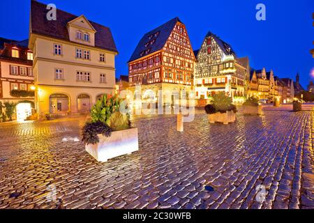 Rothenburg ob der Tauber. Place principale ou place Marktplatz ou place du marché à Rothenburg ob der Tauber vue en soirée Banque D'Images
