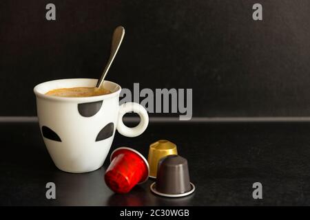 Tasse de café frais avec capsules de café. Banque D'Images