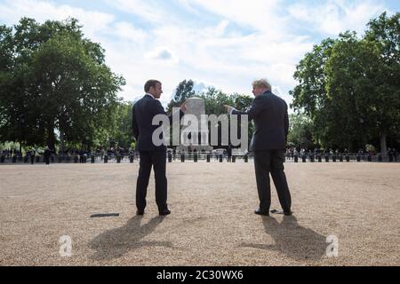 Le Premier ministre Boris Johnson (à droite) et le président français Emmanuel Macron regardent un flicast des flèches rouges et de leur équivalent français, la Patrouille de France, de Horse Guards Parade à Londres, lors de sa visite au Royaume-Uni. Banque D'Images