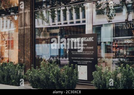 Londres, Royaume-Uni - 13 juin 2020 : fermeture et avis à l'extérieur du magasin d'alimentation Planet Organic à Tottenham court Road, Londres, le plus grand magasin entièrement certifié du Royaume-Uni Banque D'Images