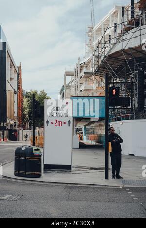 Londres, Royaume-Uni - 13 juin 2020 : signe de distance sociale sur la rue vide New Oxford Street, une célèbre rue commerçante très fréquentée de Londres, Royaume-Uni. Banque D'Images