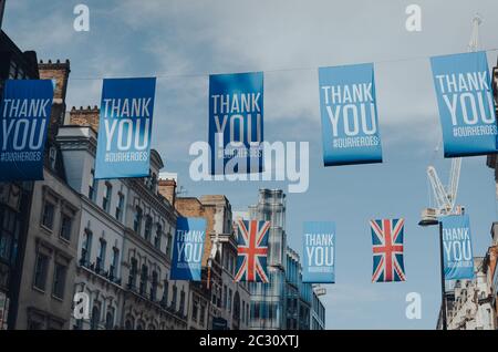 Londres, Royaume-Uni - 13 juin 2020 : bannières de remerciement et drapeaux Union Jack sur New Oxford Street, une rue commerçante célèbre et animée du centre de Londres, Royaume-Uni. Banque D'Images