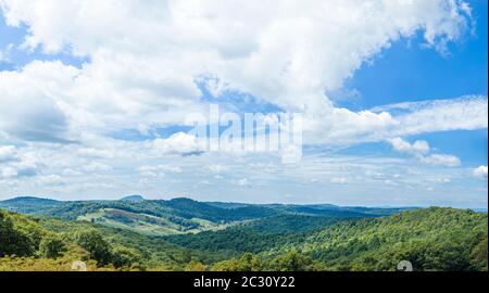 Paysage avec forêt et collines, Blue Ridge Parkway, Virginie, États-Unis Banque D'Images